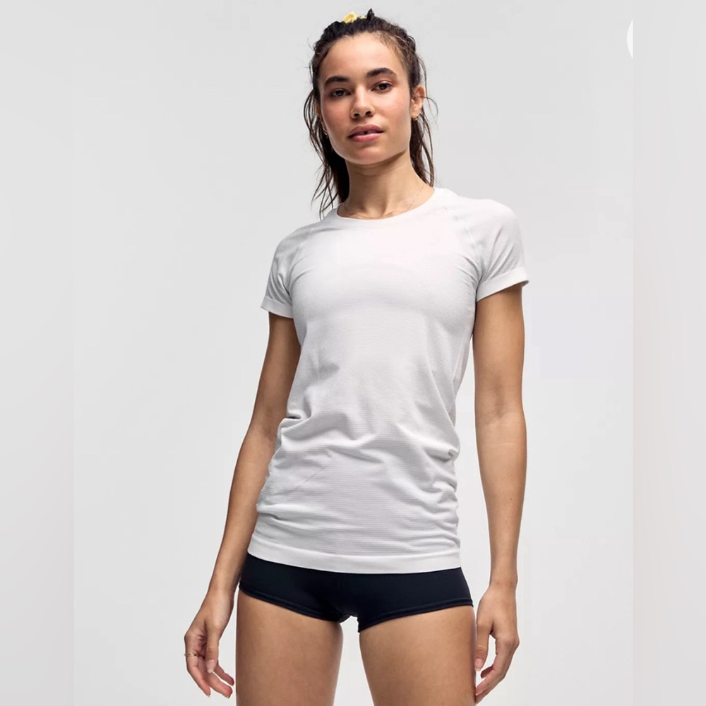 Swiftly Tech Short-Sleeve Shirt 2.0
Hip Length